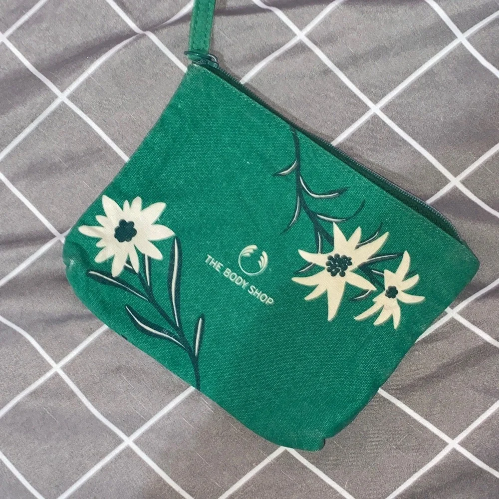 The Body Shop Green and White Floral Cosmetic Bag - Picture 1 of 3